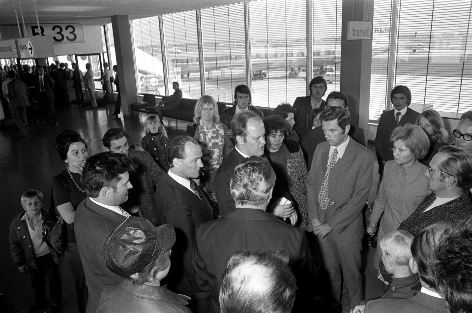 DDR-ambassade personeel uit Chili op Schiphol, Oost-Duits ambassadeur uit Chili , Bestanddeelnr 926-7088