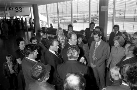 DDR-ambassade personeel uit Chili op Schiphol, Oost-Duits ambassadeur uit Chili , Bestanddeelnr 926-7088