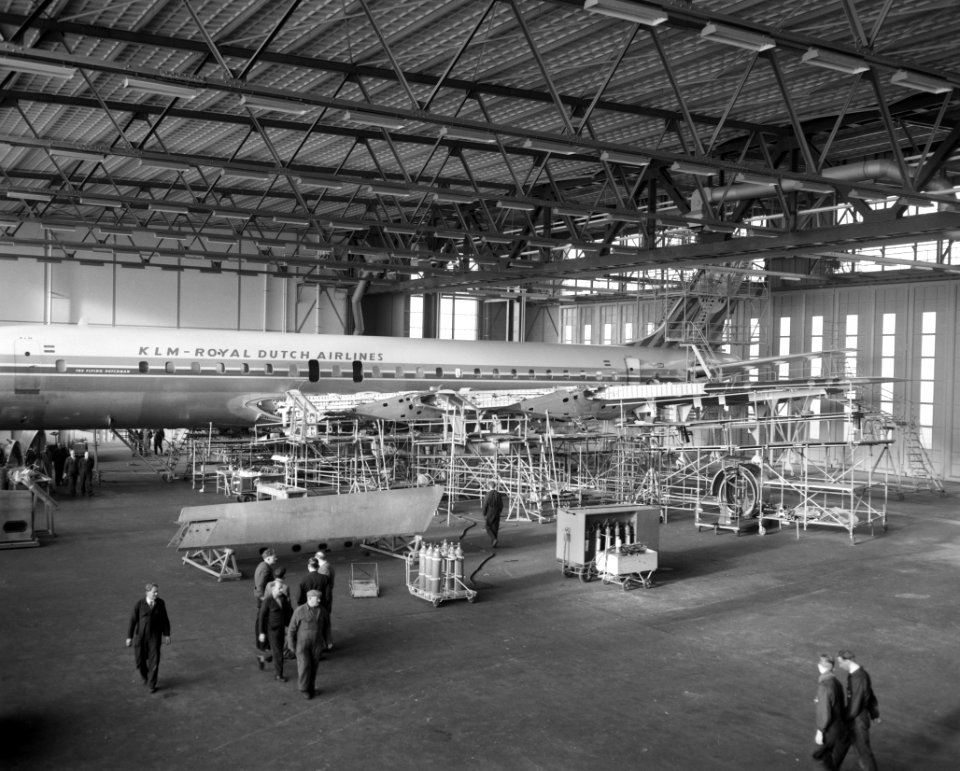 DC8 wordt verbouwd op Schiphol Overzicht van een DC8 in bewerking, Bestanddeelnr 913-4018