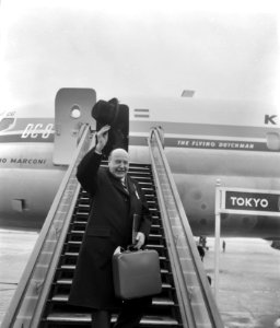 DC8 vliegt voor de eerste maal Amsterdam Tokio, als gast van de KLM vloog Albert, Bestanddeelnr 911-7747
