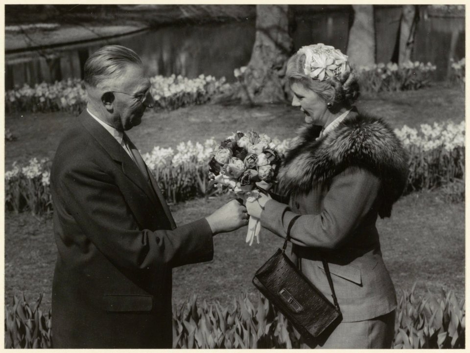 De 200.000ste bezoeker van de Keukenhof ontvangt bloemen. NL-HlmNHA 54004450