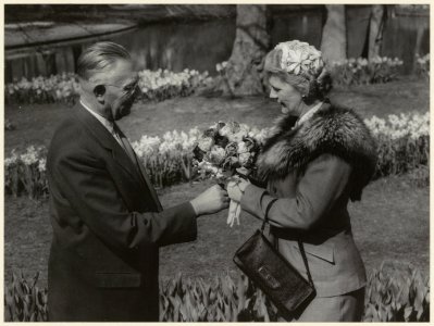 De 200.000ste bezoeker van de Keukenhof ontvangt bloemen. NL-HlmNHA 54004450