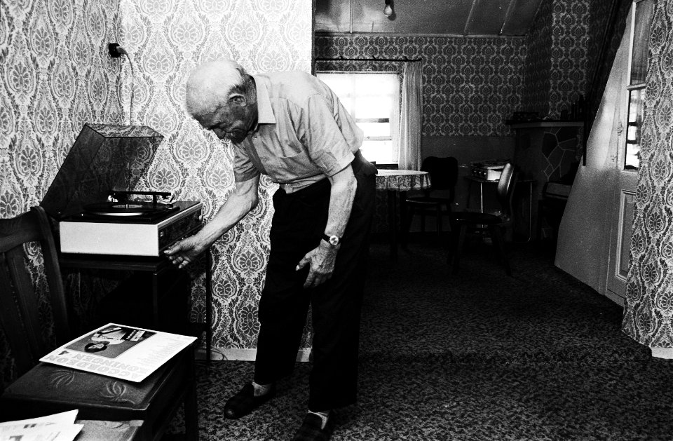 De 82-jarige kraker Hannes van Toorn uit Tiel in zijn woonkamer, Bestanddeelnr 930-9450