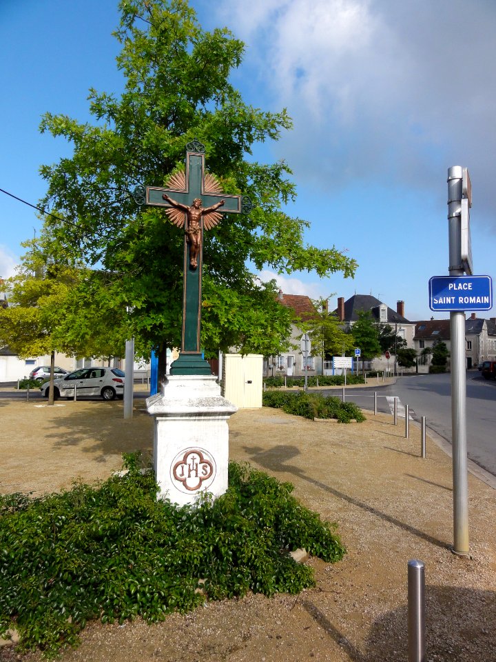 Dangé-Saint-Romain (Vienne) croix sur la Place Saint-Romain