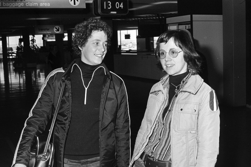 Damesschaatsploeg vanaf Schiphol naar Alma Ata Sophie Westenbroek (rechts) en , Bestanddeelnr 928-4559