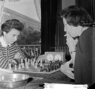 Damesschaaktoernooi 1961. Mejuffrouw Jovanovic en mevrouw Chaude, Bestanddeelnr 913-0549