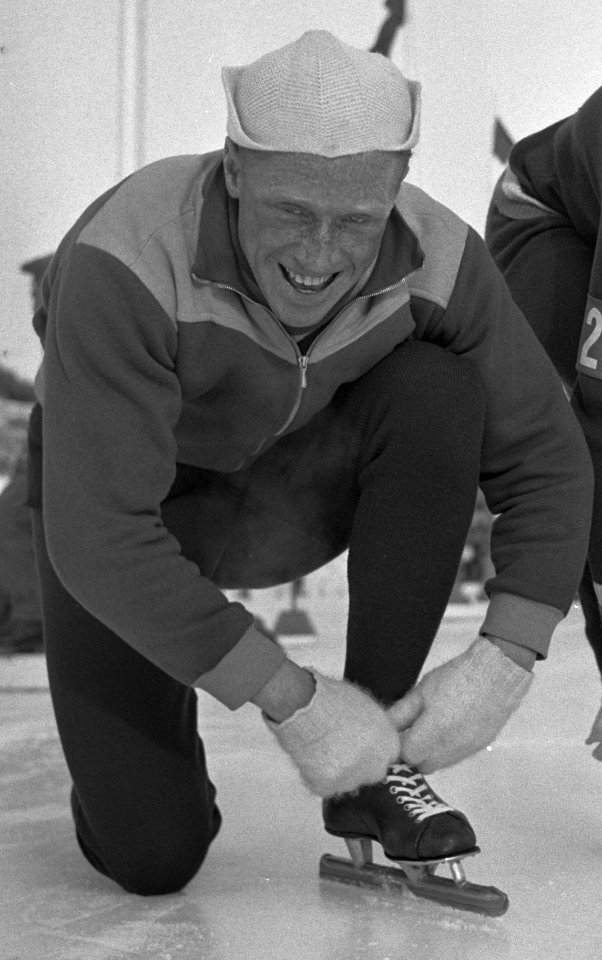 Davos Hollandse schaatsploeg. Olsthoorn Bestanddeelnr 905-5056 (cropped)