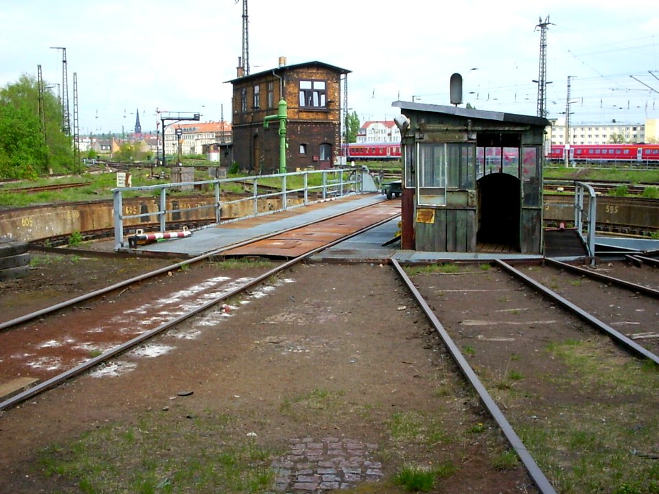 DD Neust Bhf 2004 Wasserkran Drehscheibe Stellwerk