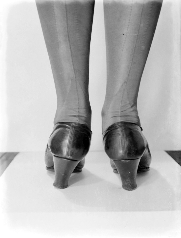 Damesonderbenen en voeten in hakschoenen, Bestanddeelnr 252-0451