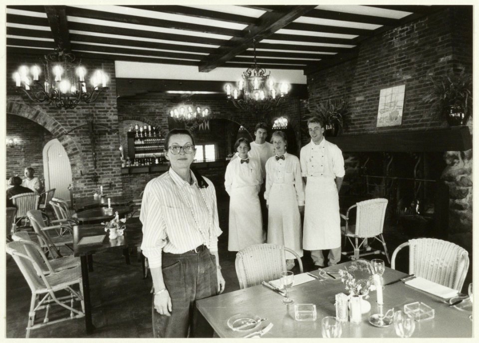 De (nieuwe) eigenares van Café restaurant Riche Petra Vlasman met haar personeel. NL-HlmNHA 54031470