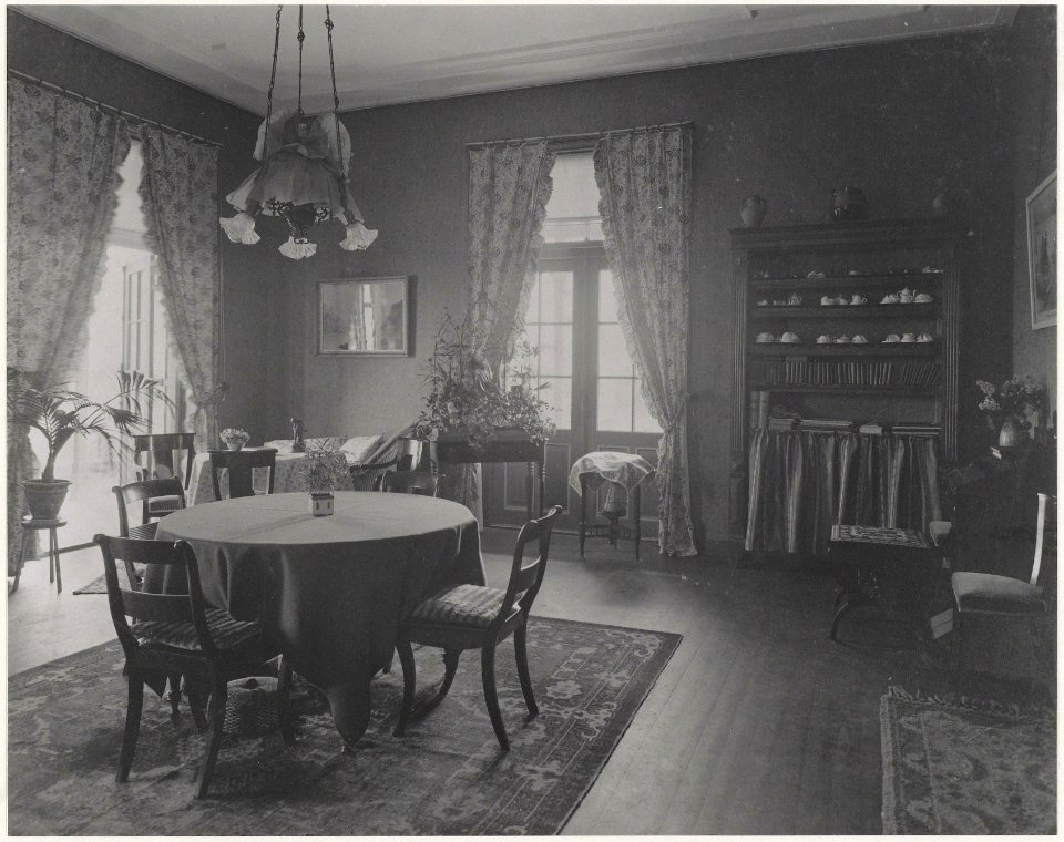 Dameszitkamer in het Haarlems Kindertehuis in de Thorbeckestraat, Inventarisnummer NL-HlmNHA 24114