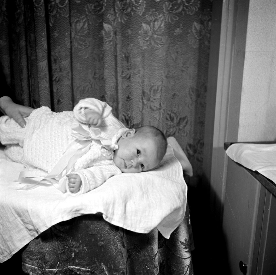 Dameskapsalons, interieur, baby, liggen, Bestanddeelnr 254-2611