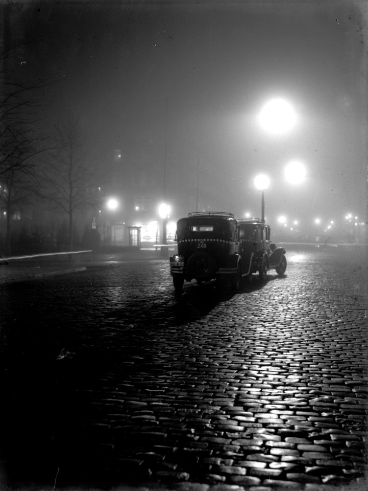 Daniël Willinkplein (sinds 1945 Victorieplein) met geparkeerde taxi's, nachtopna, Bestanddeelnr 190-0623