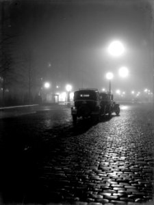 Daniël Willinkplein (sinds 1945 Victorieplein) met geparkeerde taxi's, nachtopna, Bestanddeelnr 190-0623
