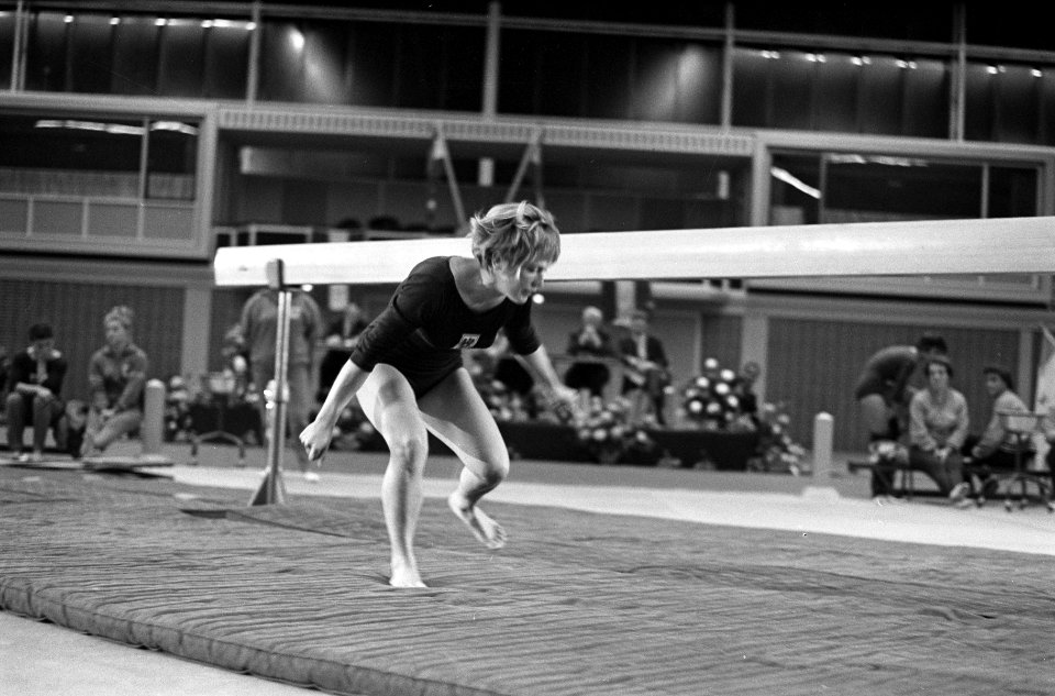 Damesturnen Nederland tegen Oostenrijk in Expohal te Hilversum. Ingrid Ledy, Bestanddeelnr 913-1197