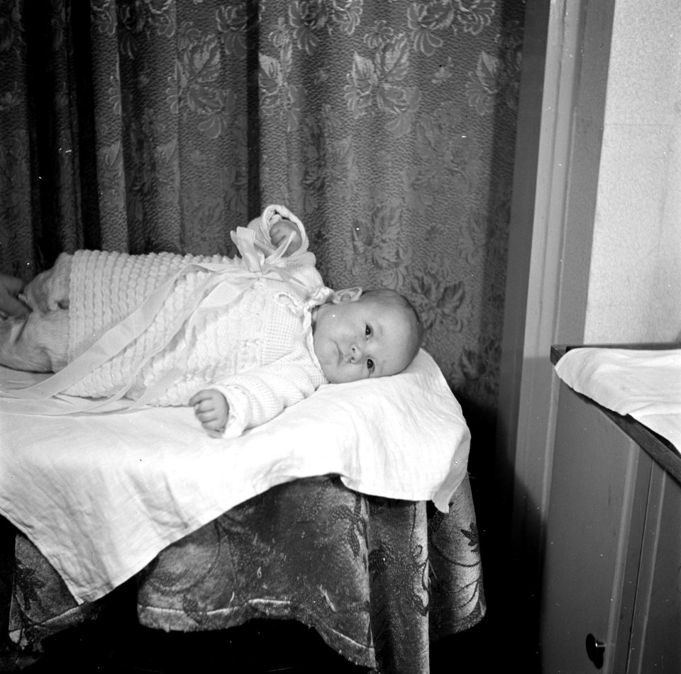 Dameskapsalons, interieur, baby, liggen, Bestanddeelnr 254-2613