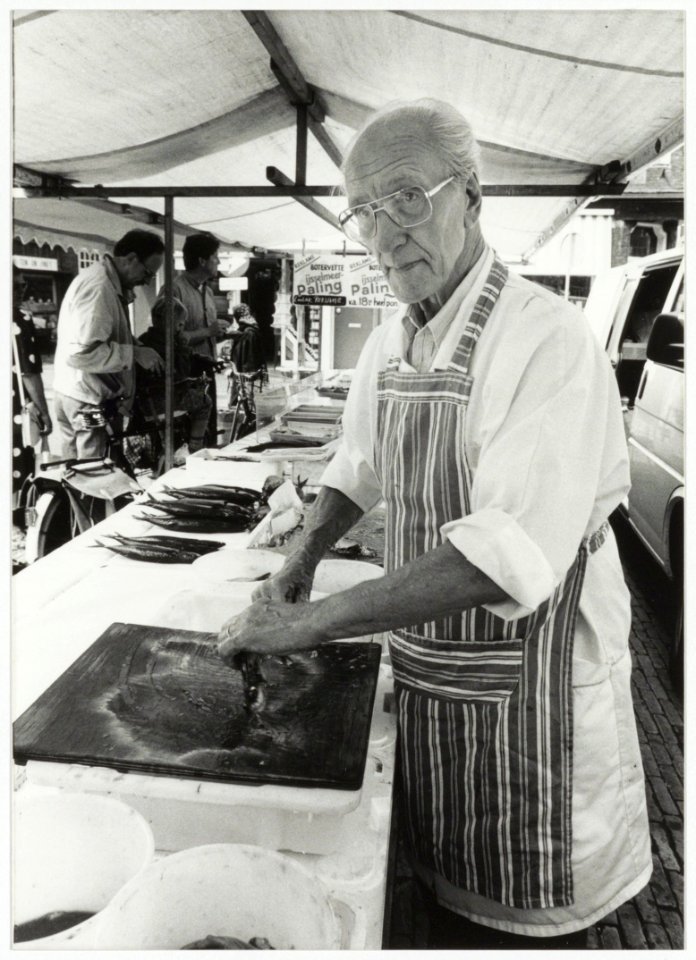 De 83-jarige Piet Jongert staat al 60 jaar met een viskraam op de Botermarkt. NL-HlmNHA 54034044