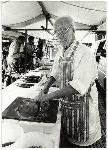 De 83-jarige Piet Jongert staat al 60 jaar met een viskraam op de Botermarkt. NL-HlmNHA 54034044