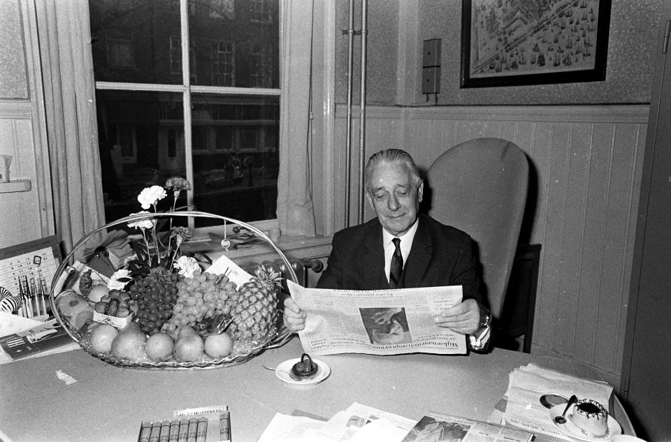 De 65 jarige mr. Piet J. Mijksenaar met een ontvangen fruitmand, Bestanddeelnr 919-7139