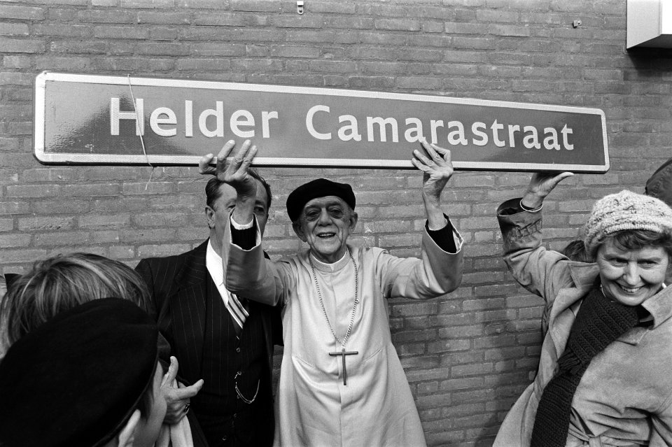 De 72-jarige Camara met een straatnaambordje rechts Hannie Kleyn, wethouder van, Bestanddeelnr 931-7339