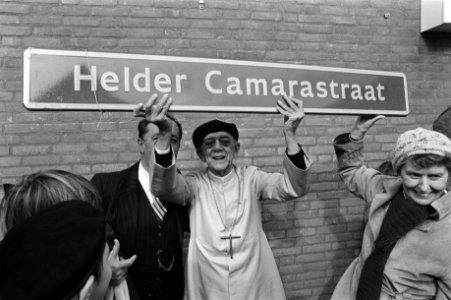 De 72-jarige Camara met een straatnaambordje rechts Hannie Kleyn, wethouder van, Bestanddeelnr 931-7339