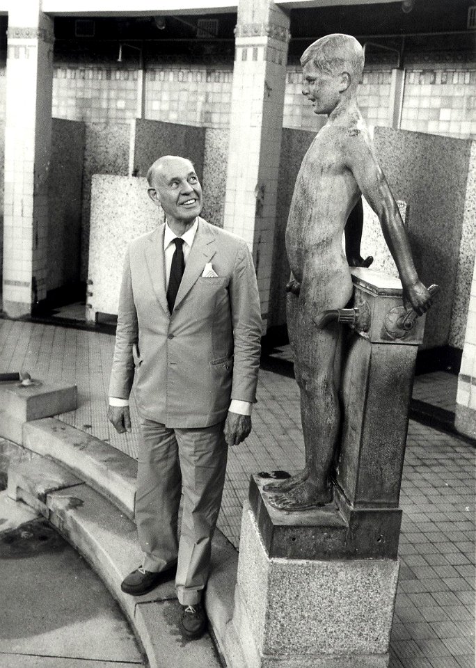 De 73-jarige J.A. Langelaan bij het beeldje dat R. Zieseniss uit Düsseldorf in 1922 van hem maakte. Aangekocht in 1983 van fotograaf C. de Boer. - Negatiefnummer 21988 k 25 a. - Gepubliceerd, NL-HlmNHA 54013091