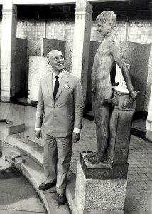 De 73-jarige J.A. Langelaan bij het beeldje dat R. Zieseniss uit Düsseldorf in 1922 van hem maakte. Aangekocht in 1983 van fotograaf C. de Boer. - Negatiefnummer 21988 k 25 a. - Gepubliceerd, NL-HlmNHA 54013091