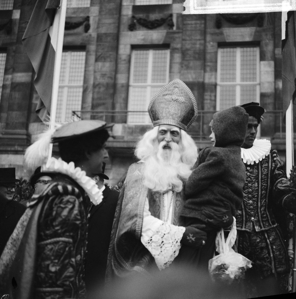 De 6-jarige Klaas Schild uit Assen, de kleinste Bravo-brigadier bij de Sint op d, Bestanddeelnr 918-4675