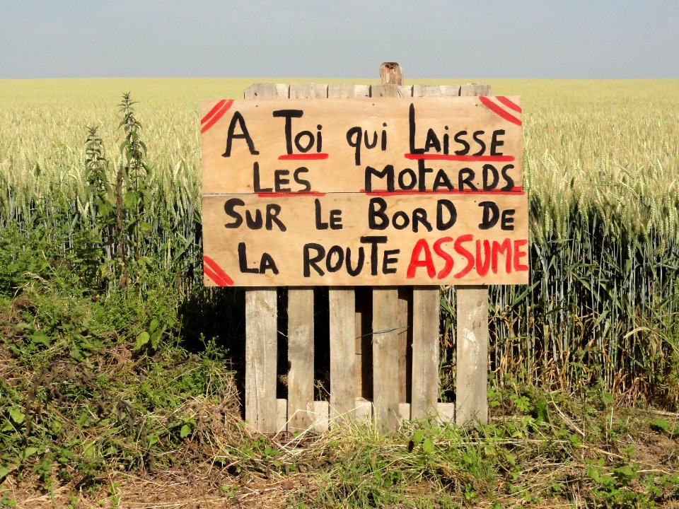 Dangeul (Sarthe) panneau revendicateur accident motard