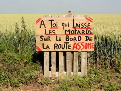 Dangeul (Sarthe) panneau revendicateur accident motard