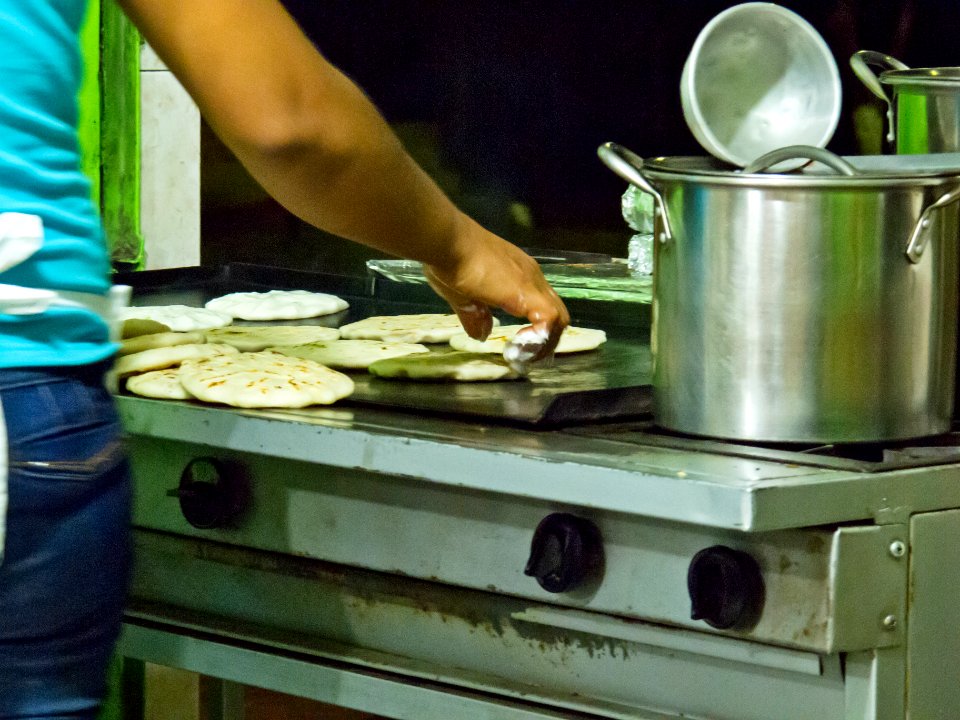 Dando la vuelta a las pupusas