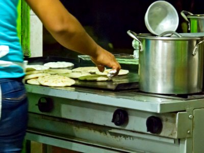 Dando la vuelta a las pupusas