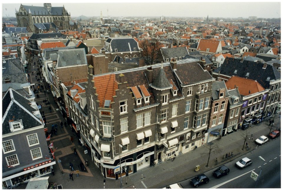 De 17'eeuwse schuilkerk der Doopsgezinden gezien vanaf het dak van V&D. NL-HlmNHA 54036282