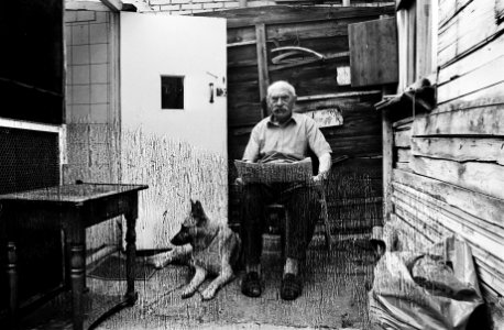 De 82-jarige kraker Hannes van Toorn uit Tiel op de binnenplaats, Bestanddeelnr 930-9447