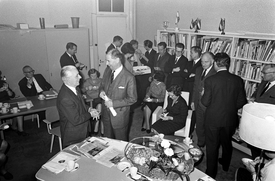 De 65 jarige mr. Piet J. Mijksenaar tijdens zijn afscheidsreceptie, Bestanddeelnr 919-7141