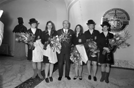 Damesschaatsploeg op Stadhuis Amsterdam ontvangen, Burgemeester Samkalden met sc, Bestanddeelnr 921-0935