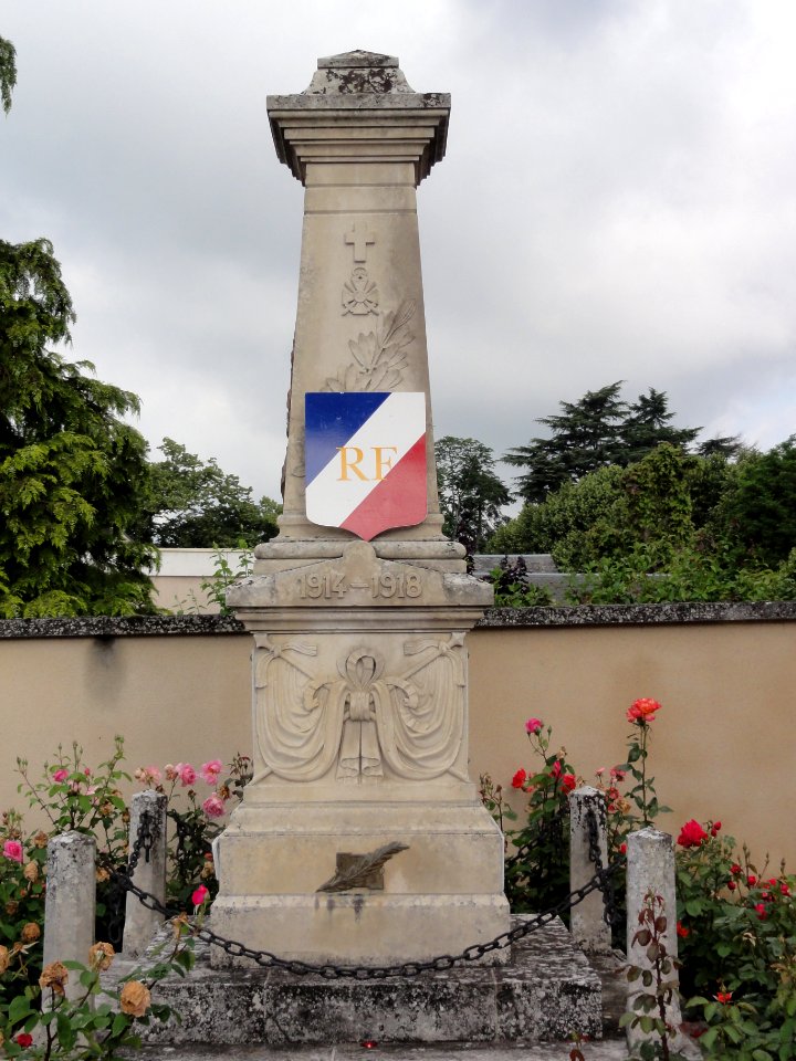 Dangé-Saint-Romain (Vienne) Monument aux morts