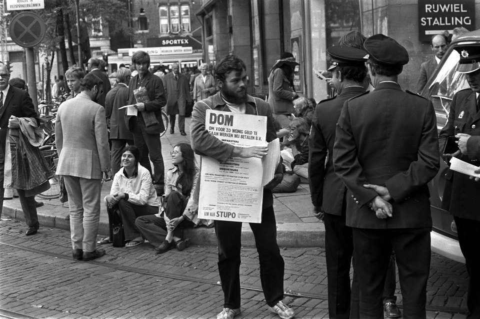 Damslapers moeten weg bij Nationaal Monument i.v.m. kranslegging, Amsterdam man, Bestanddeelnr 923-7524