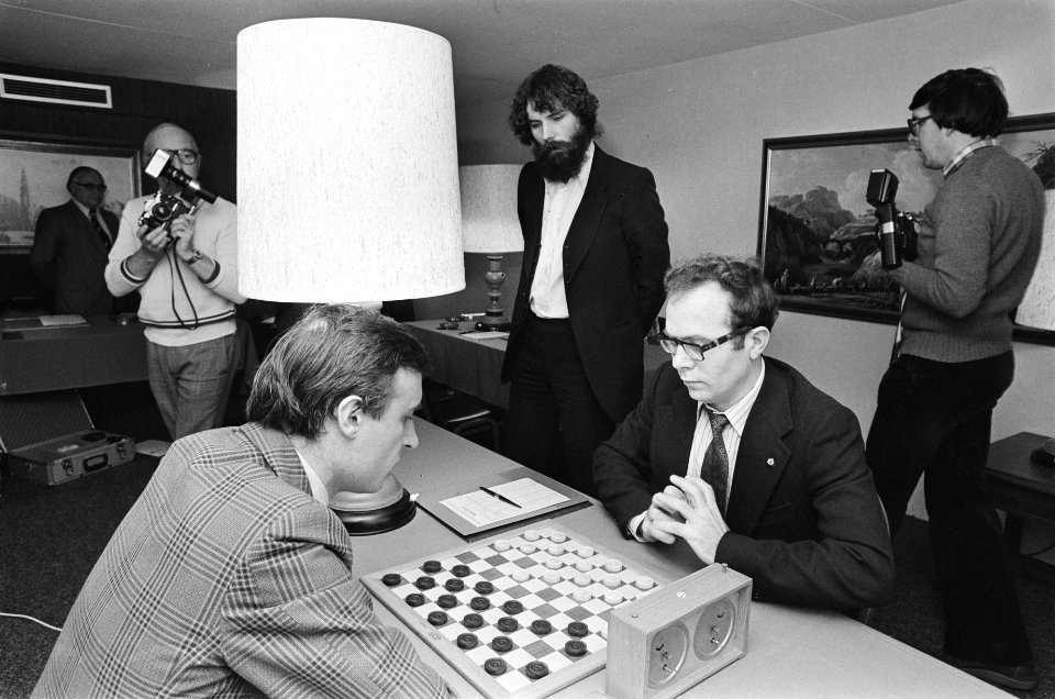 Damvierkamp in Amsterdam Gantwarg (l) tegen Tsjegolev, Wiersma kijkt toe, Bestanddeelnr 930-0413