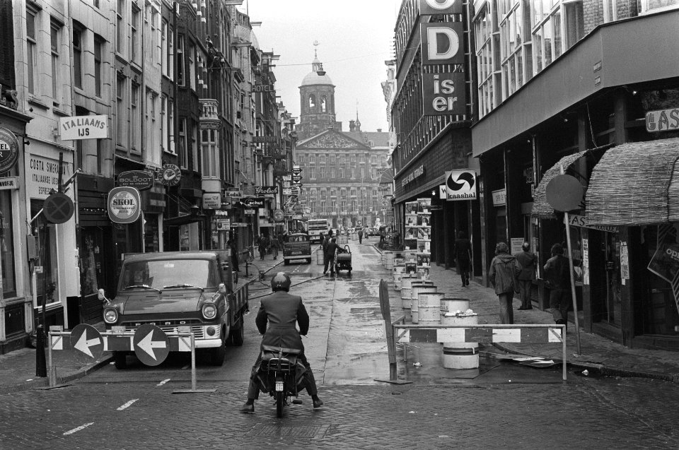 Damstraat Amsterdam afgesloten voor verkeer in verband met werkzaamheden, Bestanddeelnr 927-3821