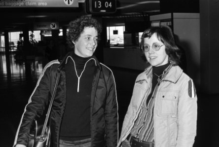 Damesschaatsploeg vanaf Schiphol naar Alma Ata Sophie Westenbroek (rechts) en , Bestanddeelnr 928-4549