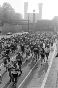 Dam-tot-Damloop lopers komen uit IJ-tunnel, Bestanddeelnr 933-7870