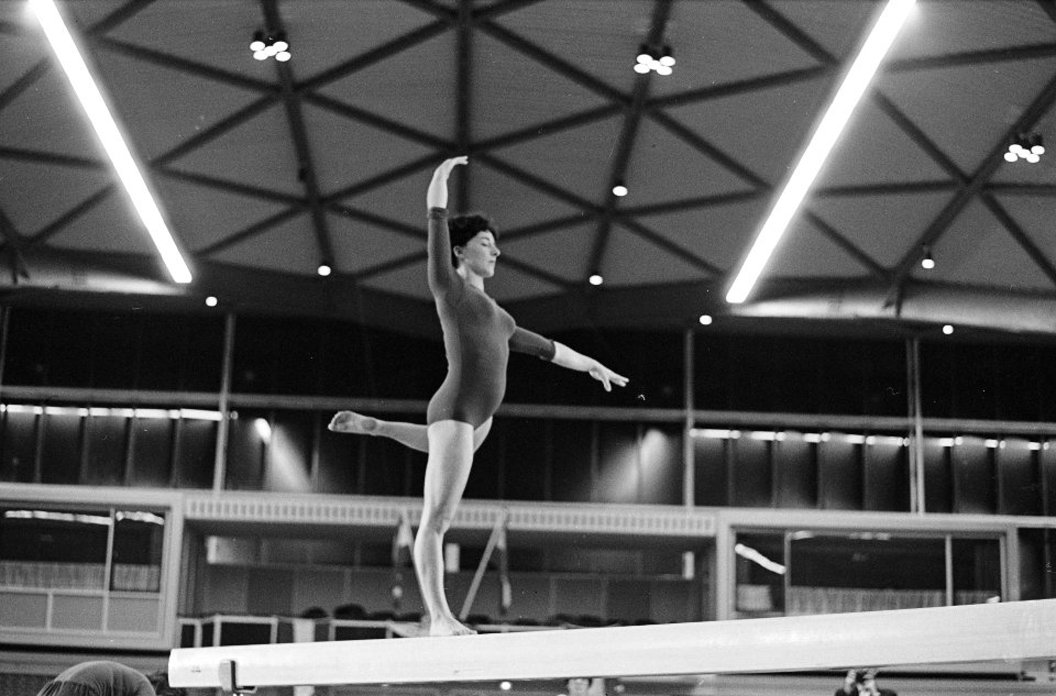 Damesturnen Nederland tegen Oostenrijk in Expolhal. (19) Christl Kubsch , (21) D, Bestanddeelnr 913-1200