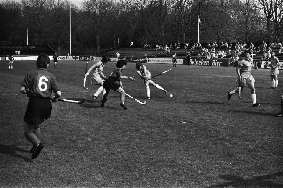 Dameshockeyinterland Nederland tegen Wales, Loes Baks (rechts) scoort uit strafc, Bestanddeelnr 928-5650