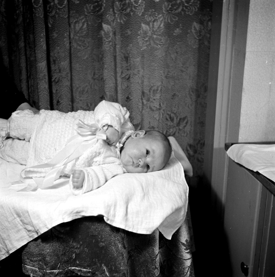 Dameskapsalons, interieur, baby, liggen, Bestanddeelnr 254-2612