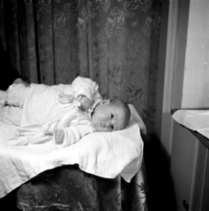 Dameskapsalons, interieur, baby, liggen, Bestanddeelnr 254-2612