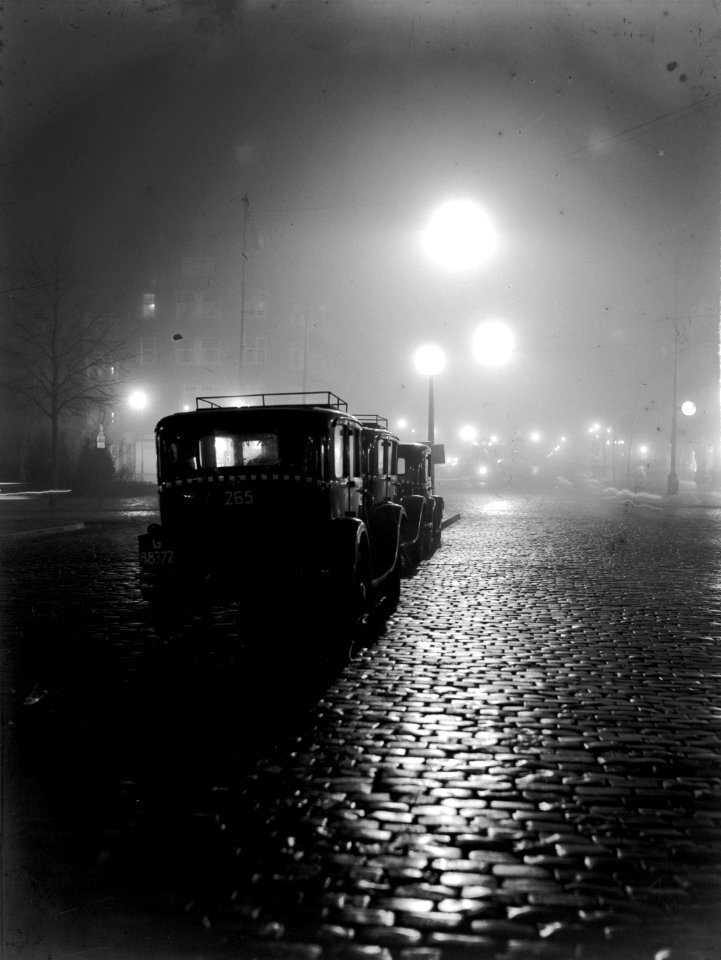 Daniël Willinkplein (sinds 1945 Victorieplein) met geparkeerde taxi's, nachtopna, Bestanddeelnr 190-0624