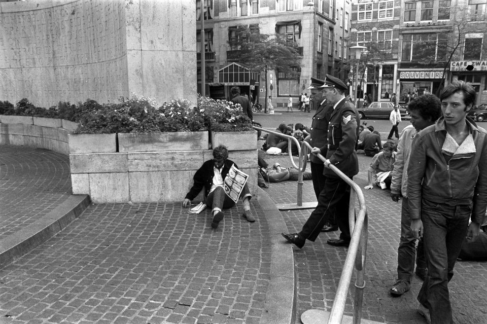 Damjeugd ligt weer op Dam, Amsterdam, Bestanddeelnr 923-7529