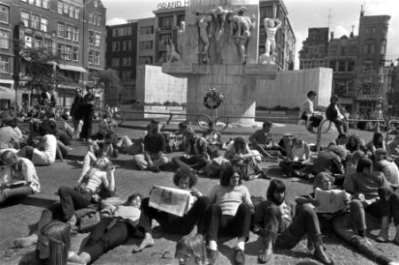 Damjeugd ligt weer op Dam, Amsterdam jongelui op trappen bovenste deel is afgez, Bestanddeelnr 923-7530