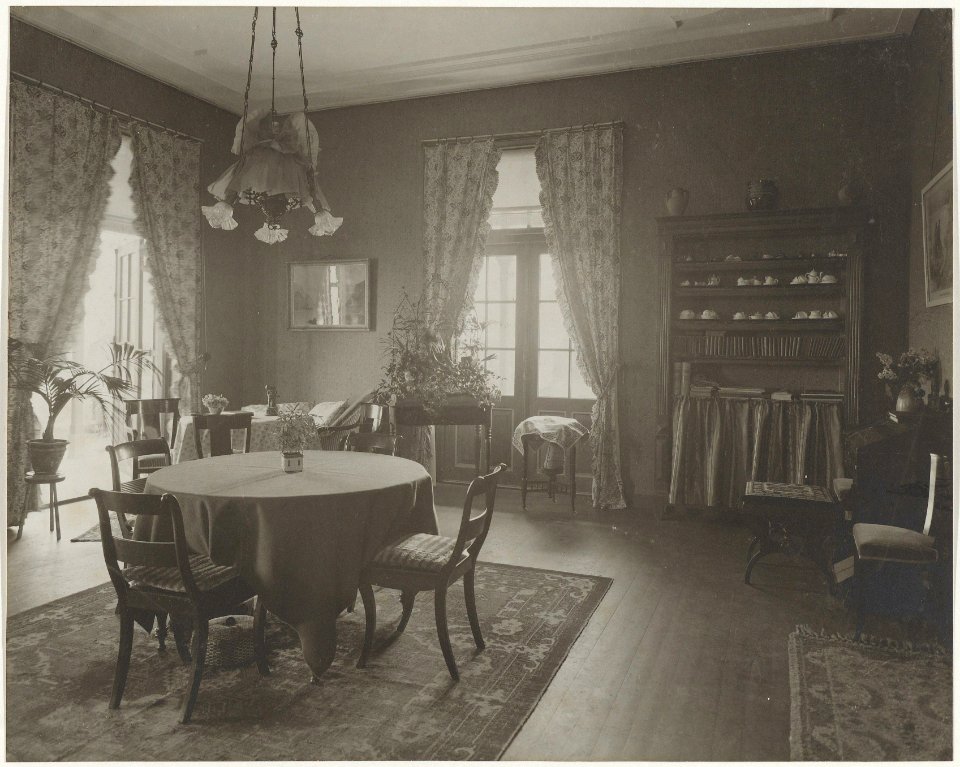 Dameszitkamer van het Haarlems Kindertehuis in de Thorbeckestraat, Inventarisnummer NL-HlmNHA 24113